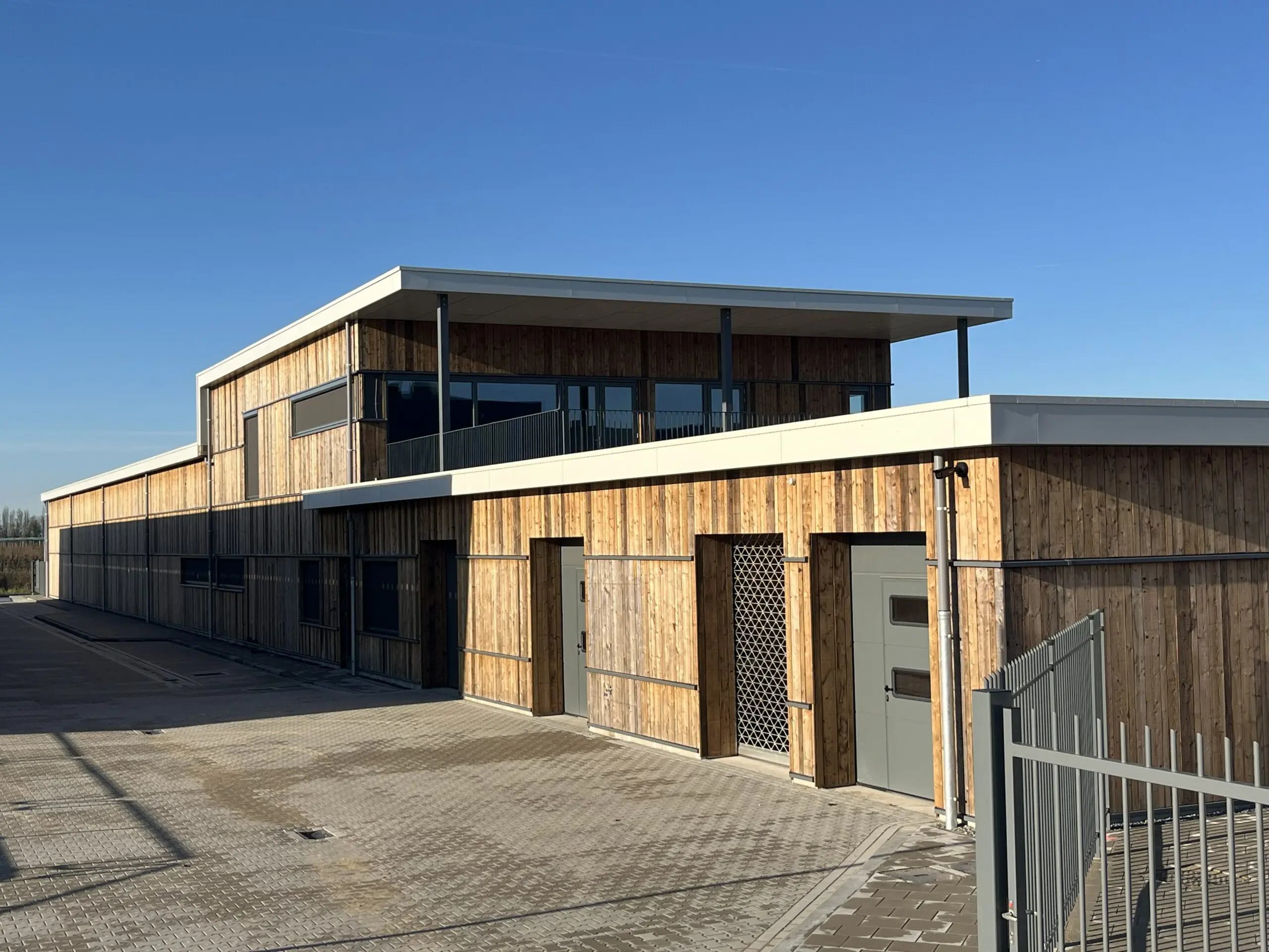 Houten gevelbekleding van FSC Recycled 100% hout op de gemeentewerf Wijk bij Duurstede