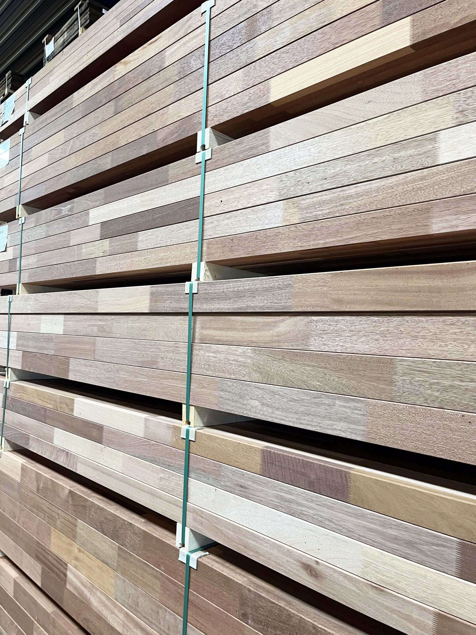 Reclaimed hardhouten kozijnen van upcycle kwaliteit
