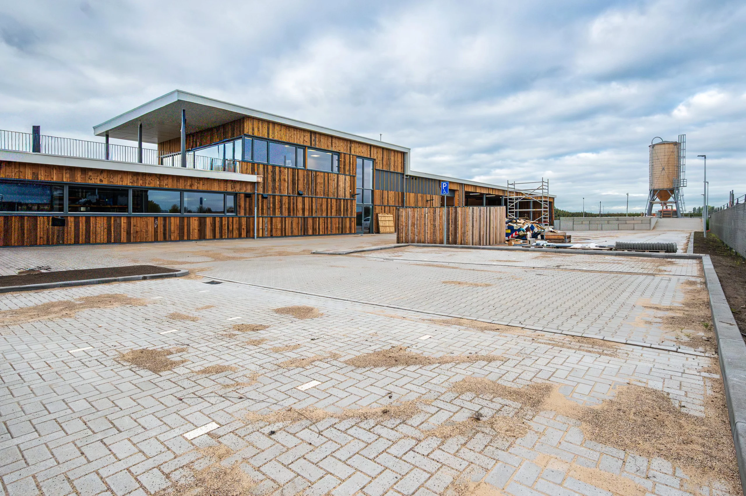 Duurzaam gebouw met een houten gevel en digitaal materialenpaspoort