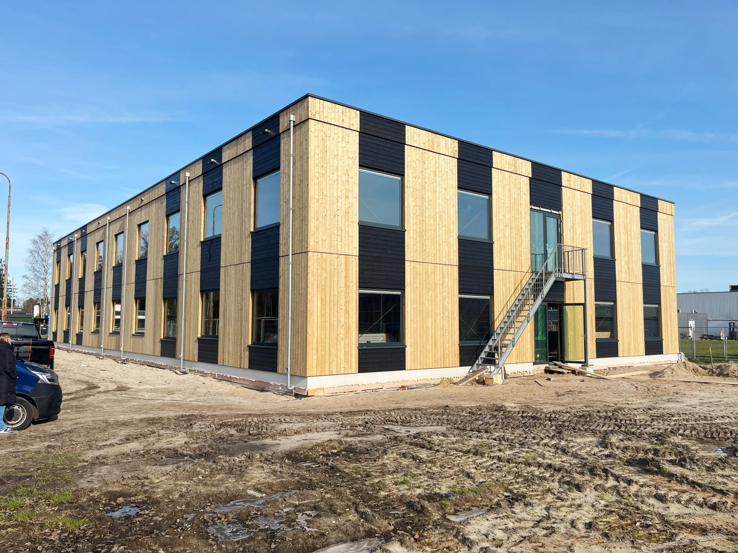 Gevelbekleding van reclaimed hardhout op kantoorpand